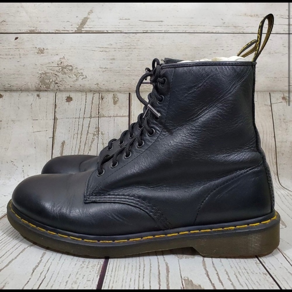 PRICE. DROP. Dr Martens 1460 Mens US 12 M Black Leather 8 Eye
Lace Up.